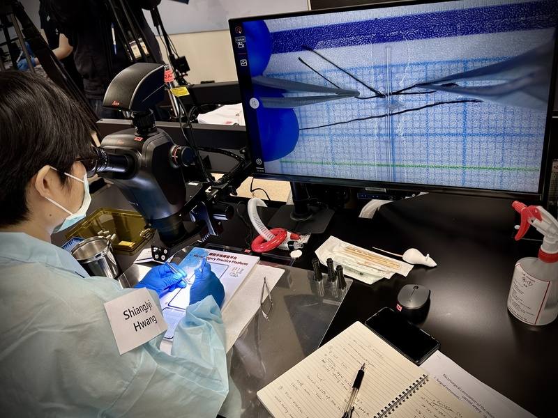 國研院動物中心打造全世界第1個互動式實驗動物顯微手術教育基地，透過仿生教具、1人1機訓練等，以腦血管栓塞手術為例，使實驗動物術後存活率由不到80%，提升至近乎100%