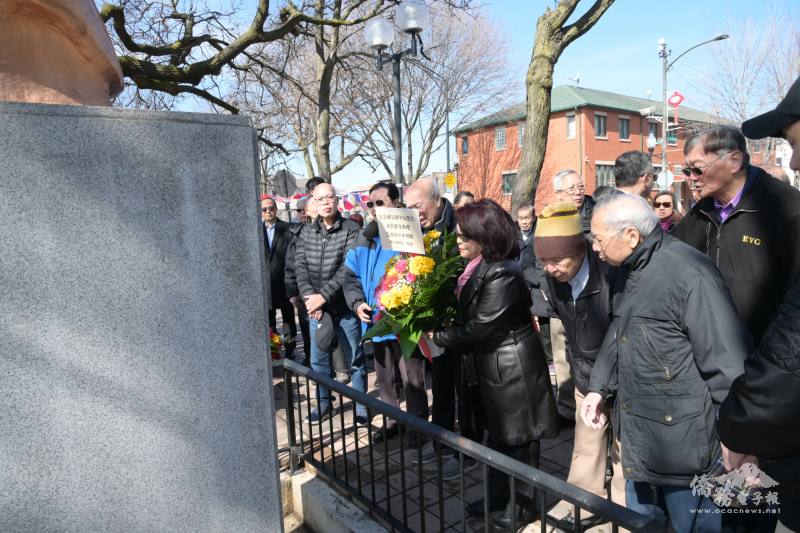 中華會館主席項邦珍及代表向國父銅像獻花三鞠躬