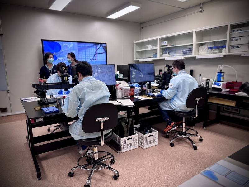 國科會轄下國家實驗研究院國家實驗動物中心，建置互動式實驗動物顯微手術教育基地，利用現場、遠距及串流媒體整合的混成式教學模式，有助學員迅速掌握顯微手術的細節和技巧