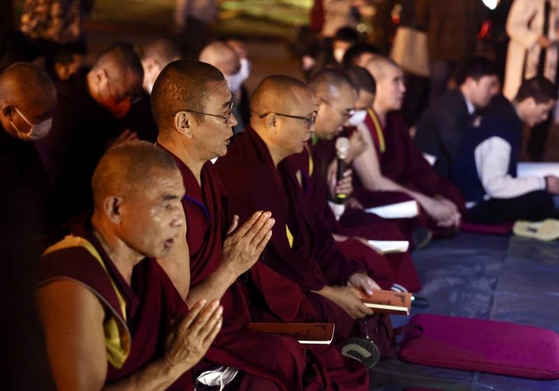 在台藏人福利協會等團體10日晚間在自由廣場舉行「西藏抗暴66週年燭光晚會」，唱完西藏國歌後，喇嘛誦經祈福