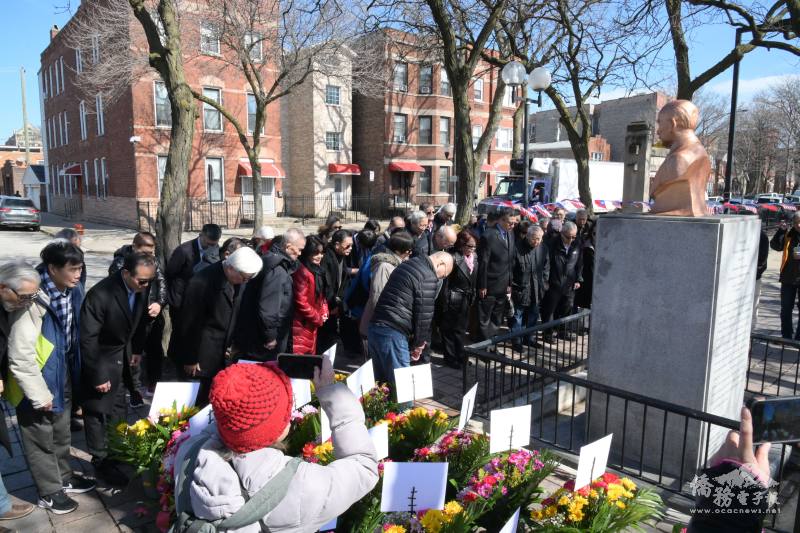 全體齊唱中華民國國歌，向國父銅像行三鞠躬禮