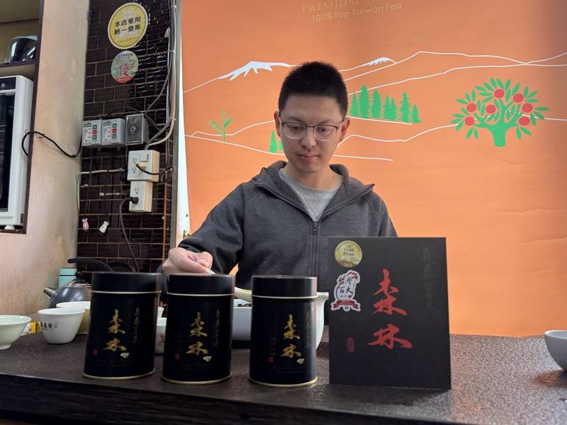 雲林縣義泰茶莊日前參加世界綠茶評比會，參賽茶拿下2面金賞獎，第4代傳人陳映灃（圖）除了增進種茶和製茶技術外，也著重設計、行銷等，期盼延續品茶文化，奠定百年家業屹立不搖