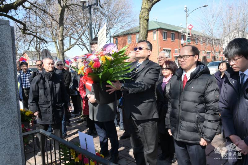駐芝加哥辦事處處長類延峰偕同仁向國父銅像獻花三鞠躬