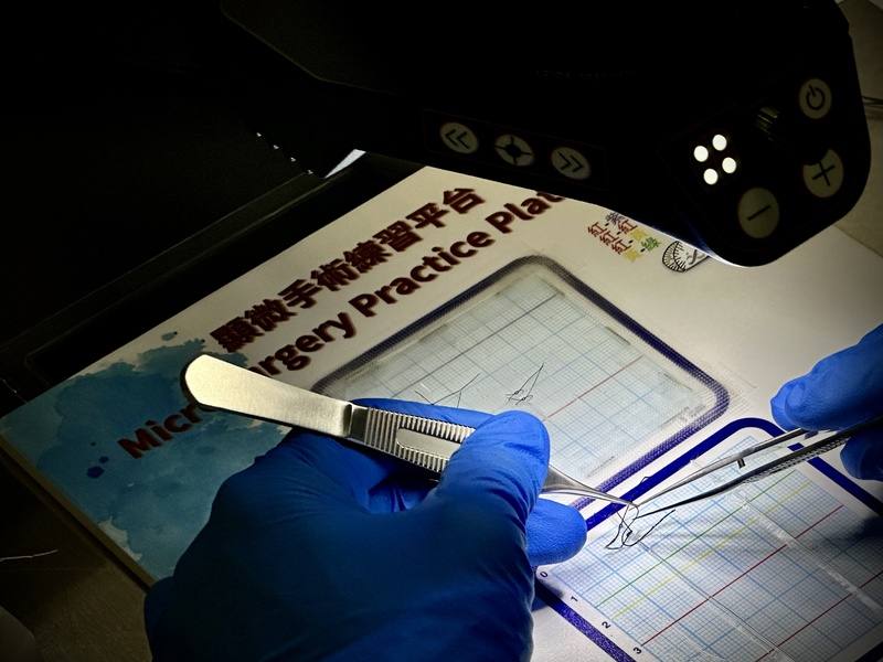 國科會轄下國家實驗研究院國家實驗動物中心，打造全世界第1個互動式實驗動物顯微手術教育基地。圖為學員操作仿生教具