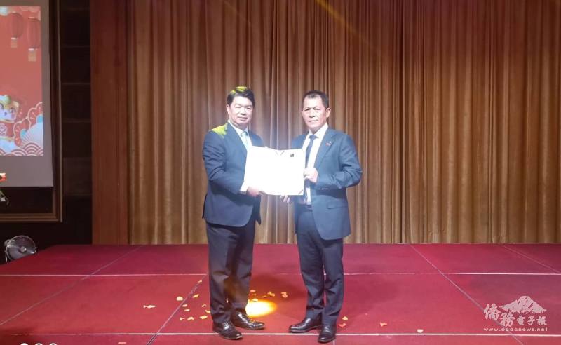 韓國耀致頒感謝函，由陳來埤代表受贈