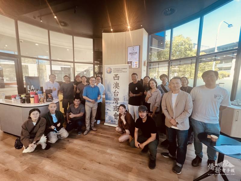 企業參訪全體人員在La Veen Coffee合影