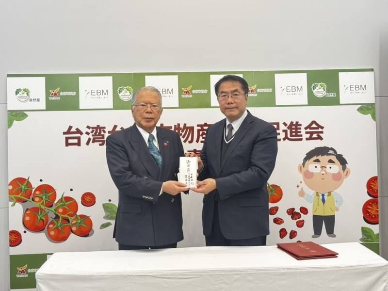 0121地震造成台南市山區災損，株式會社日本典禮會長宮地正治（左）11日在日本東京捐贈100萬日幣賑災，由台南市長黃偉哲（右）代表接受。（台南市政府提供）