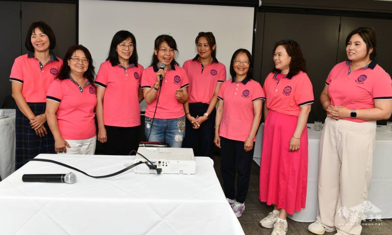 第8屆新任會長吳素芬(中持麥克風)與新任理監事團隊