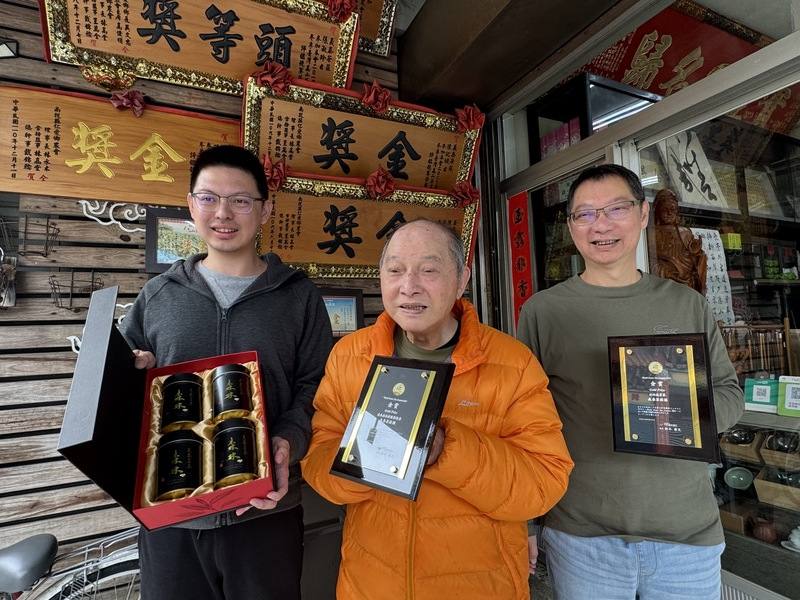 雲林縣義泰茶莊注重品質、堅持台灣茶，日前參加世界綠茶評比會，義泰茶莊的參賽茶以茶香、茶味獲得評審讚賞，拿下2面金賞獎。第2代傳人陳武雄（中）、第3代陳三民（右）及第4代陳映灃（左）展示獎牌及獲獎茶葉