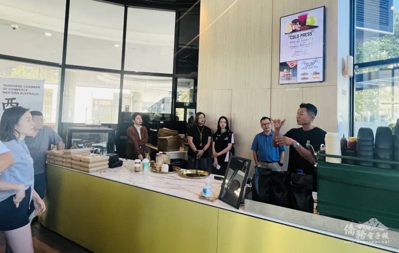 廖律凱介紹咖啡沖泡過程