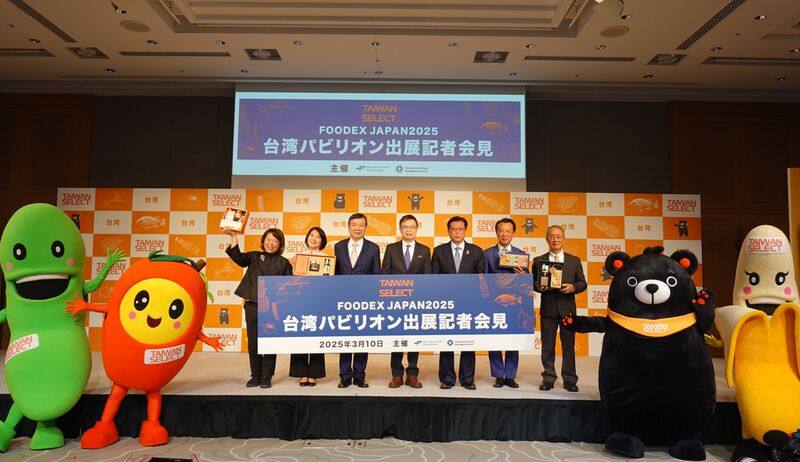 東京國際食品展11日開幕，貿協董事長黃志芳（中）10日在展前記者會上表示，台灣館今年共計有193家業者，196攤位參展，蟬聯第2大參展國。包括嘉義市長黃敏惠（左1）、屏東縣長周春米（左2）、嘉義縣長翁章梁（右2）、宜蘭縣代理縣長林茂盛（右1）共襄盛舉