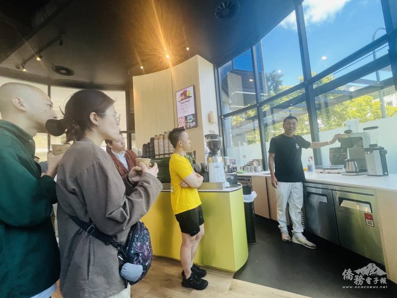 廖律凱介紹店中珍藏的咖啡機