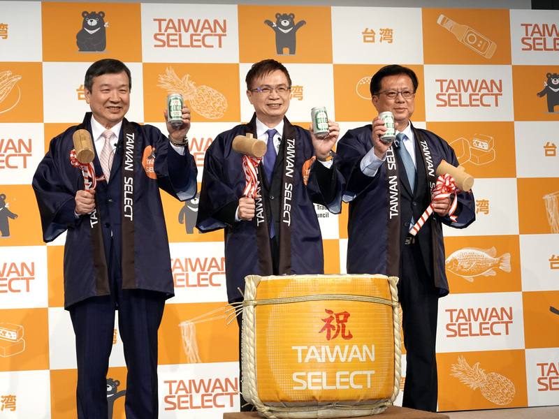 東京國際食品展11日登場，台灣為第2大參展國。貿協董事長黃志芳（中）10日在東京舉辦展前記者會，黃志芳、駐日代表李逸洋（左）、農業部次長黃昭欽（右）敲酒樽慶賀