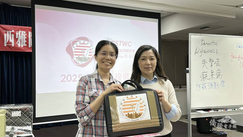 新任會長陳亞彤(左)及蘇佳音行交接儀式