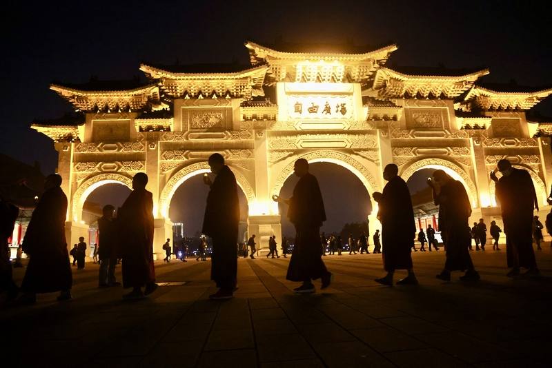 「西藏抗暴66週年燭光晚會」10日晚間舉行，參與者靜走繞行自由廣場，紀念西藏抗暴日，也呼籲國際正視西藏人權問題