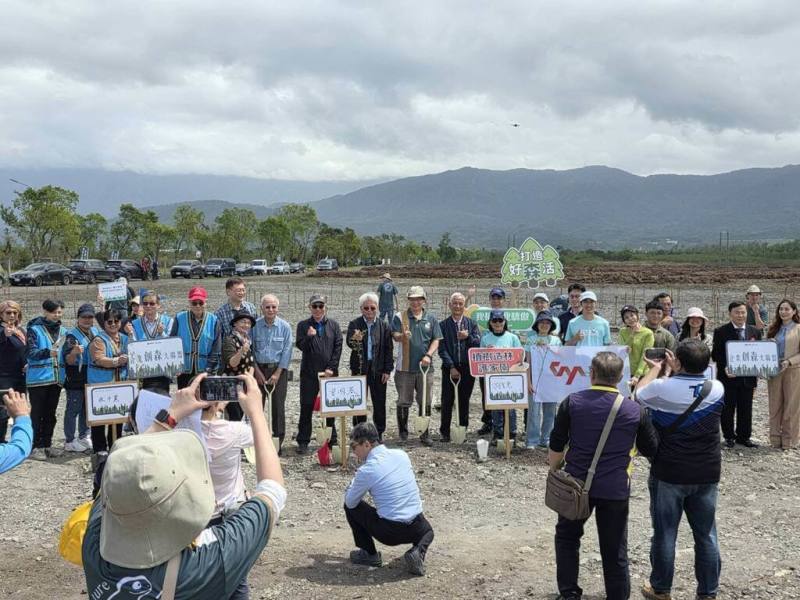 國產署12日攜手中興大學及元杉森林「企業創森大聯盟」等企業在台東縣池上鄉種樹苗，預計71.98公頃國有土地將種植約13萬棵樹。（民眾提供）