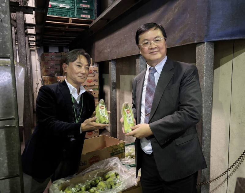 2025日本東京食品展登場，高雄市副市長羅達生（右）率隊參展並前往拜會世界第一大鳳梨供應商台爾蒙食品（Del Monte Foods），參觀香蕉催熟廠。（高雄市農業局提供）