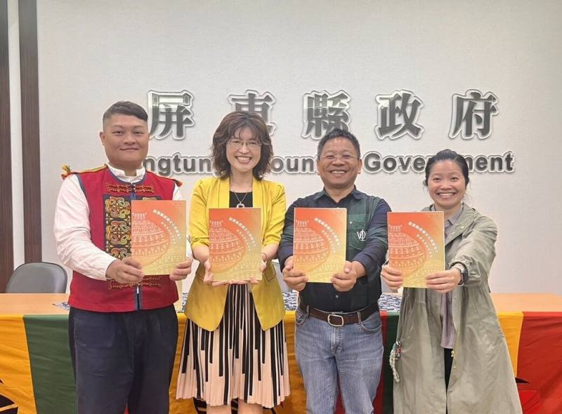 屏東縣政府長期照護處成立滿2週年，12日發表新書「屏東縣原鄉文化照顧指引」，由長照處長陳桂敏（左2）導讀，內文有屏東原住民生活文化特性，盼將書籍作為訓練教材，解決因文化差異造成的疑難雜症。（屏東縣政府提供）