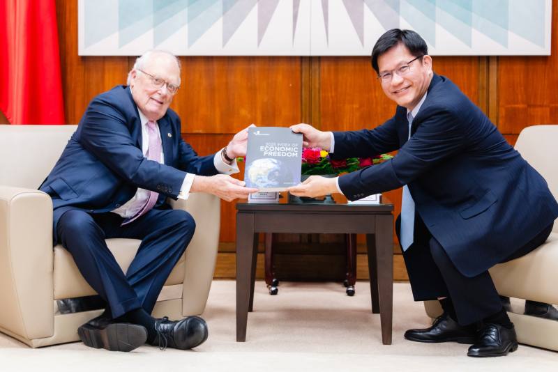 美國智庫傳統基金會創辦人佛訥(Edwin J. Feulner, Jr.，左)日前訪台，將最新出版的經濟自由度報告贈與外交部長林佳龍(右) (圖取自林佳龍臉書)