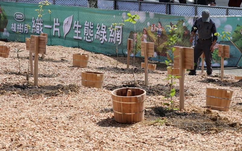 農業部與聯合大學12日在聯大八甲校區舉辦114年中央聯合植樹活動，除有助綠美化、涵養水源之外，也希望種樹成林，為台灣的生態永續、生物多樣性發展盡一分力