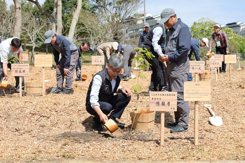 農業部林業及自然保育署12日在聯合大學八甲校區舉辦114年中央聯合植樹活動，農業部長陳駿季（前中）親自參與，為原生樹種槲櫟鏟土、澆灌