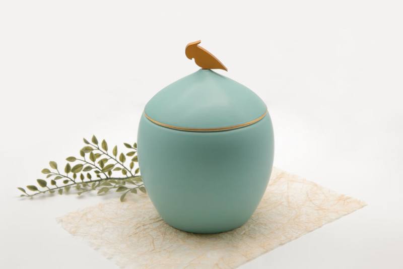 新北市立鶯歌陶瓷博物館表示，今年春遊三鶯首波活動為「甕藏春梅」醃脆梅DIY，並推出2款「春語」梅甕，限定松石綠款如同梅果呈現沉穩靜謐氣質，散發春的寧靜深邃。（陶博館提供）