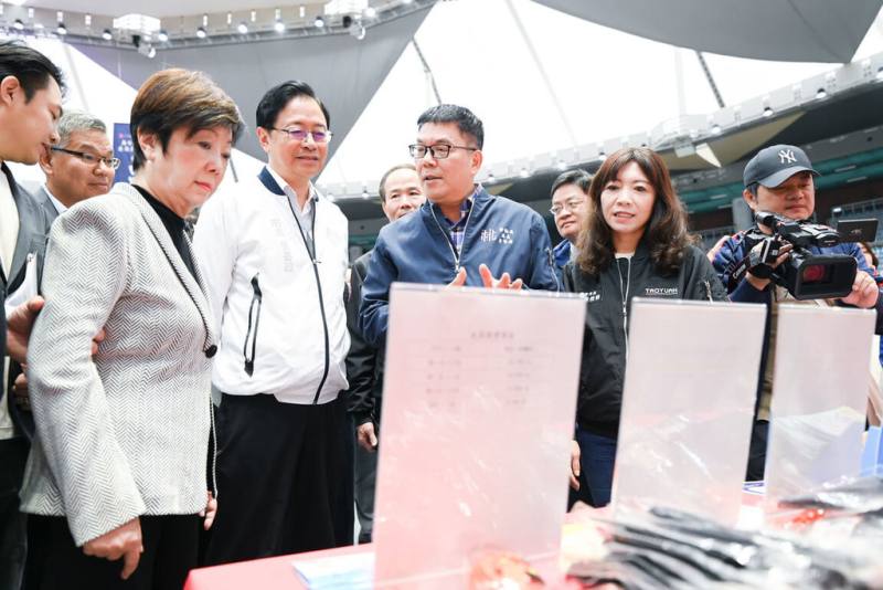 桃園市政府與台積電慈善基金會攜手舉辦在地產業博覽會，台積電慈善基金會董事長張淑芬（前左）與桃園市長張善政（前左2）聽取相關產業簡報。（市府提供）