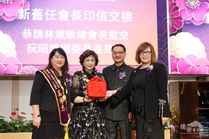 世華北加州分會會長交接儀式，在世華總會會長林淑敏監交、僑務委員會副委員長阮昭雄見證下，由高椿惠(左1)交接給羅倩如(右1)