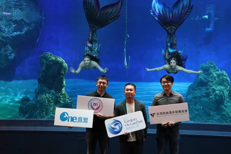 遠雄海洋公園13日舉行「美人魚嘉年華」記者會，宣布自4月起推出系列活動。遠雄海洋公園行銷業務部總監鄧淳仁（中）表示，將與台灣自由潛水發展協會、意潛自由潛水、國際人魚聯盟（MFI）聯合舉辦2025第3屆台灣人魚暨水舞表演賽