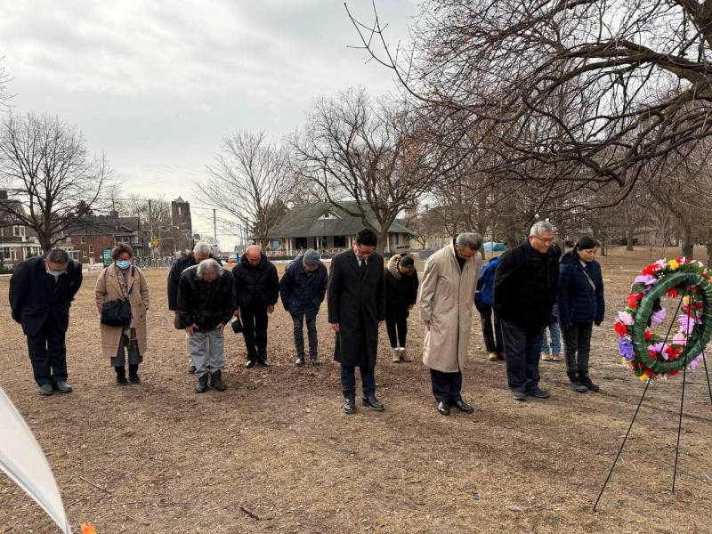 僑界參與者在孫中山先生銅像前唱中華民國國歌、獻花、行三鞠躬禮，表達敬意