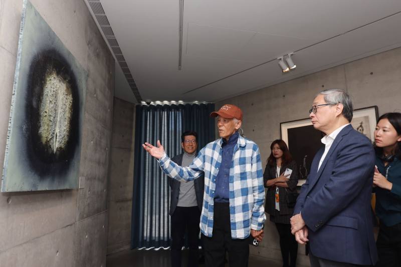 Paul Chiang (2nd from left) and Stanley Yen (left) served to guide Minister Li (2nd from right) around the art center