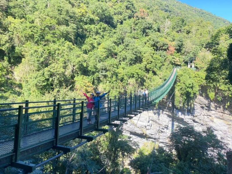 瓦拉米步道是玉山國家公園東部園區熱門景點，玉山國家公園管理處委託在地協會在春、夏、秋季各辦1場遊程體驗，帶領遊客深入探訪步道人文歷史、自然生態、布農文化。圖為瓦拉米步道山風1號吊橋。（玉山國家公園管理處提供）