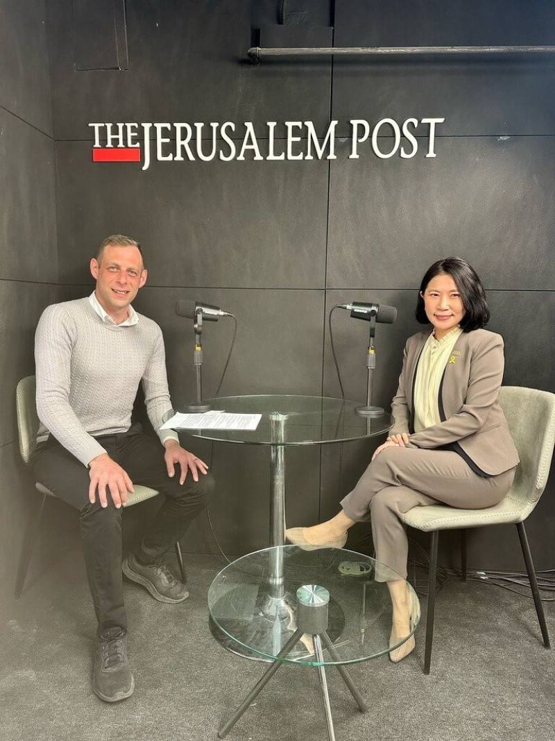 台灣駐以色列代表李雅萍（右）13日接受以色列「耶路撒冷郵報」（The Jerusalem Post）專訪與新聞編輯溫斯敦（Alex Winston）合影，重申台灣堅決捍衛民主，拒絕境外勢力侵蝕，並強調台灣人民的未來應由自己決定，不容外國干涉。（駐以色列代表處提供）