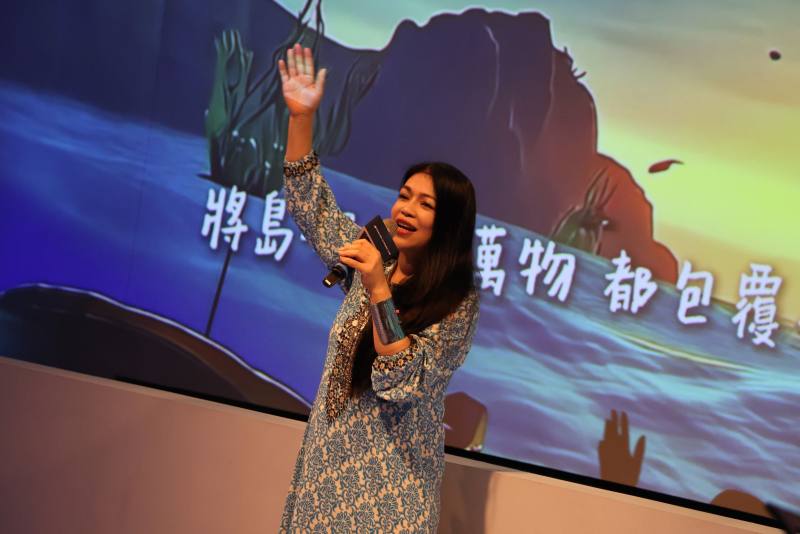 阿美族歌手阿洛與「AI阿洛」齊唱為基地所創作歌曲《海洋寫給島嶼的一首詩》，傳統唱法與AI科技的交織，展現層次豐富的聽覺饗宴。