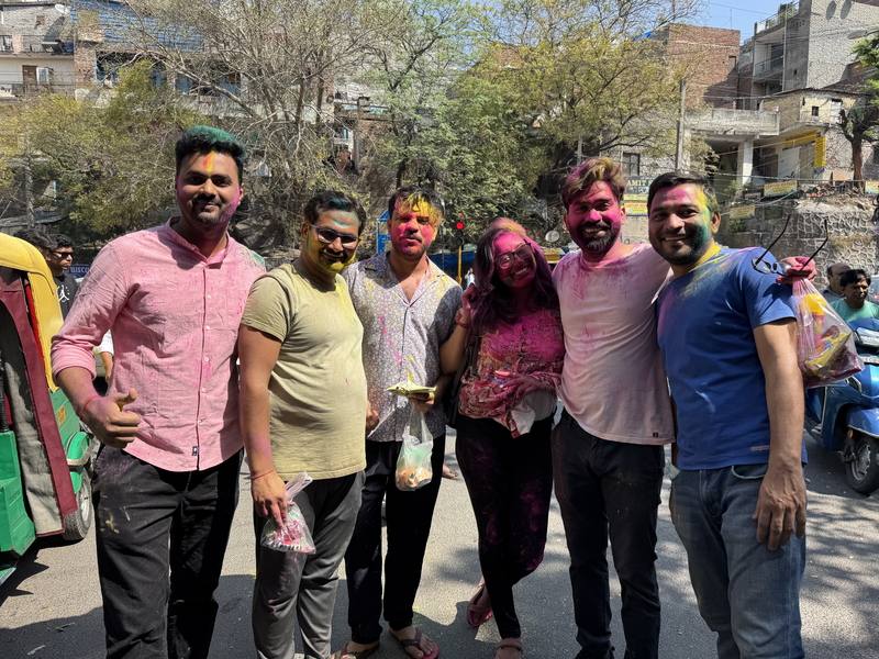 印度人14日歡慶荷麗節（Holi），路上滿是互灑彩粉的民眾。