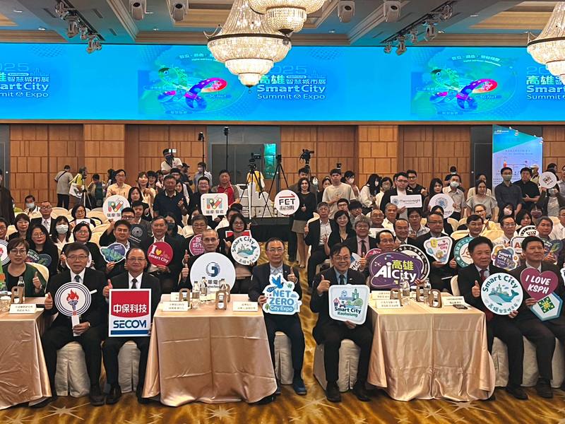 「2025高雄智慧城市展」將在高雄展覽館舉行，今年以「數位與綠色雙軸轉型」為主題，共有500個攤位，主辦單位台灣智慧城市產業聯盟與高雄市政府14日在高雄漢來大飯店舉辦展前記者會。