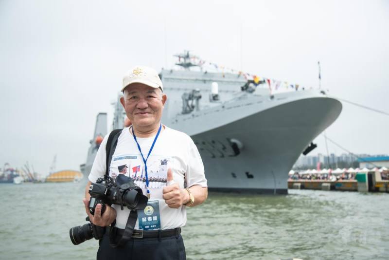 鐘先生希望透過鏡頭讓國防自主成果與官兵努力的身影永遠留存。（軍聞社記者王茗生攝）