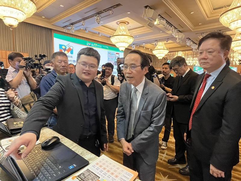 「2025高雄智慧城市展」20日起一連3天將在高雄展覽館登場，副市長林欽榮（前中）14日出席展前記者會，與設攤廠商交流，討論AI相關應用。