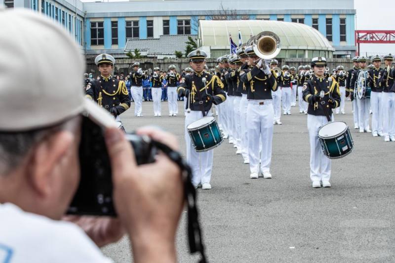 軍事迷與攝影愛好者到場，以鏡頭捕捉海軍官兵專業表現。（軍聞社記者王茗生攝）