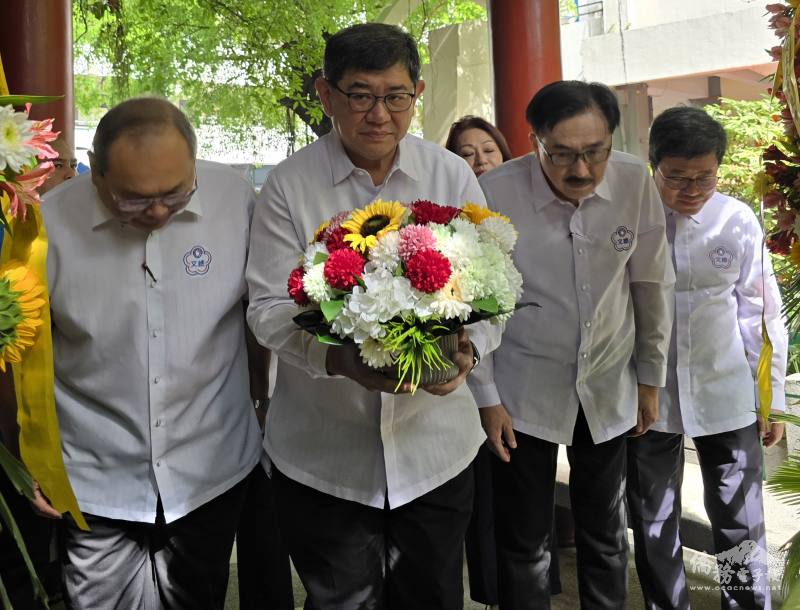 黃仲廷率領菲華文經總會領導幹部向王故校長泉笙銅像獻花及行三鞠躬禮