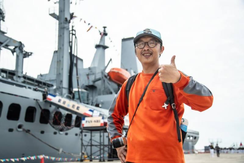 王先生從小對軍艦充滿興趣，這次特地攜帶相機前來，記錄軍艦與官兵的身影。（軍聞社記者王茗生攝）