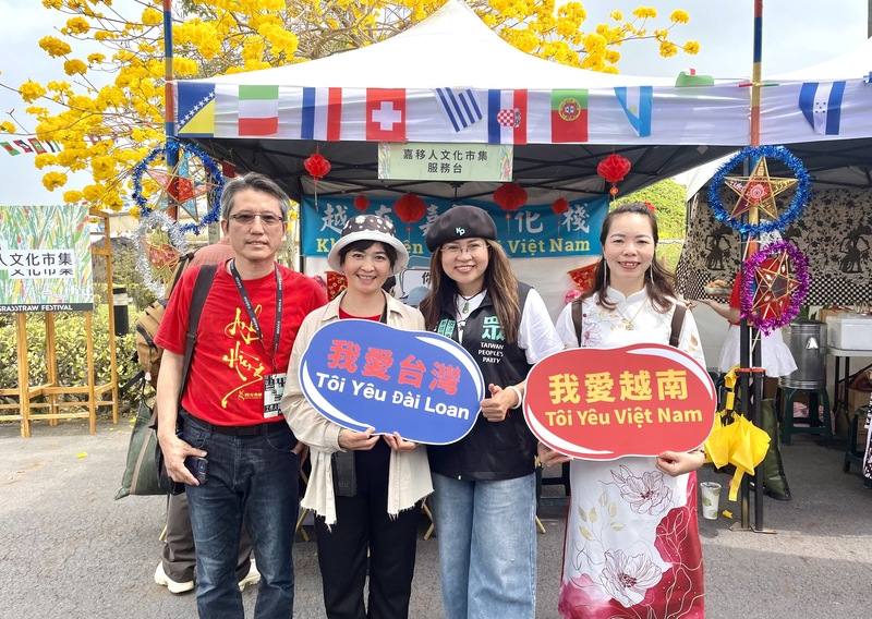 嘉義重要東南亞文化交流據點「越在嘉文化棧」是由越南新住民導演阮金紅（左2）和台籍導演丈夫蔡崇隆（左）共同創立，兩人與草草戲劇節多年合作，2025年也帶來更多元豐富的藝術視角與美食