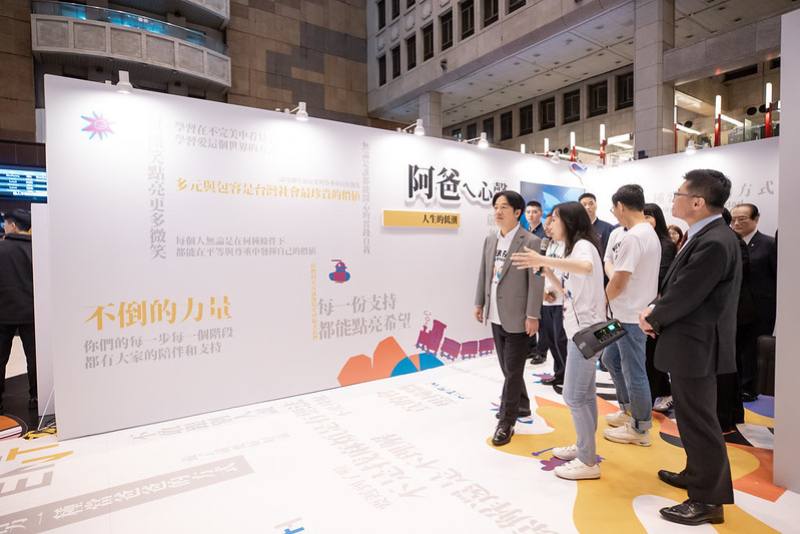 總統前往展區參觀