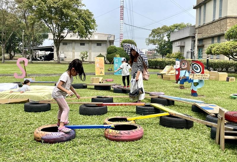 綠油油草地伴隨著孩子們的歡笑聲，第17屆草草戲劇節「以上與未滿」15日正式開幕，其中「外野」展區、國家廣播文物館也化身親子遊憩放電空間