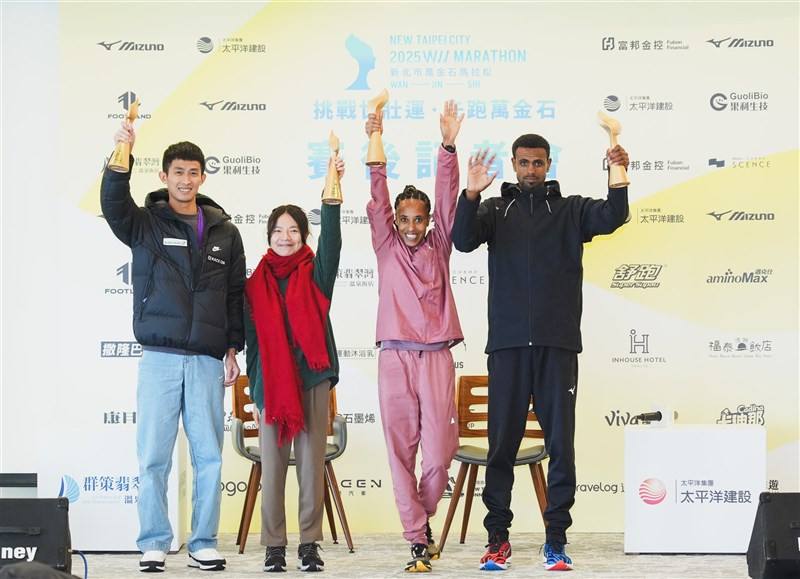 Winners at the 2025 New Taipei City Wan Jin Shi Marathon--Ethiopia's Gadise Mulu Demissie (second right) and compatriot Masresha Bere Bisetegn (right), as well as Chou Ting-yin (周庭印, left) and Joymei Lee (李佳玫)-- pose for a photo on Sunday. Photo courtesy 