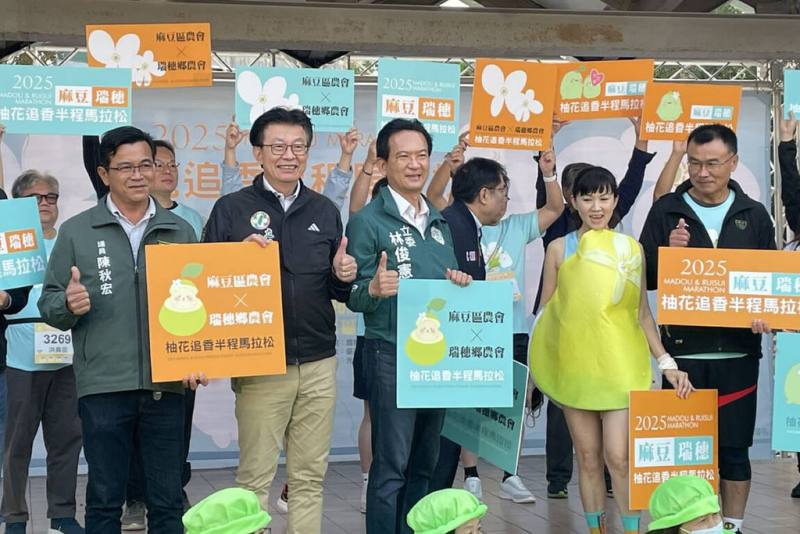 「2025柚花追香半程馬拉松」活動16日上午在台南市麻豆區紀安國小開跑，民進黨立委林俊憲（前左3）、郭國文（前左2）與前農業部長陳吉仲（前右1）到場，為選手加油打氣。（林俊憲服務處提供）