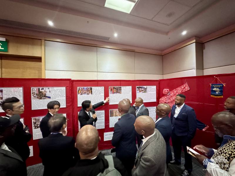 黃志博進行客家文化展覽，分享客家傳統與歷史，促進文化交流