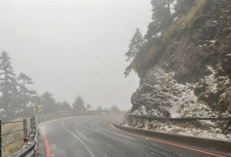 合歡山17日上午飄雨，期間短暫降冰霰，但路面無明顯積雪，考量水晶宮路段易打滑，公路局宣布，省道台14甲線昆陽至松雪樓路段限加掛雪鏈車輛通行。（交通部公路局提供）