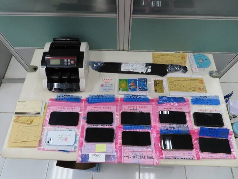 新北地檢署偵辦台灣民眾涉及兩岸銀聯卡洗錢案，2月間起訴。調查局17日表示，詐團假冒中國公安人員，詐騙中國被害人，再以銀聯卡在台洗錢，金額達新台幣2億餘元。圖為專案人員查扣手機、點鈔機、銀聯卡。（調查局提供）