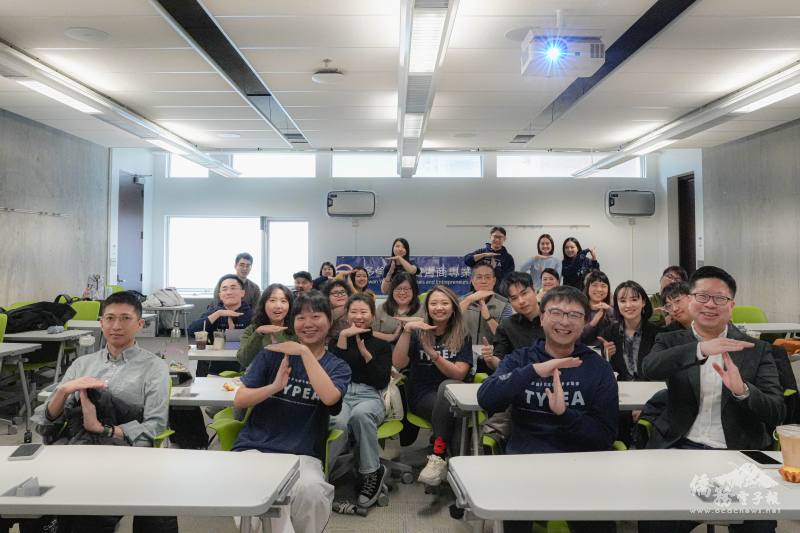 多倫多文教中心主任藍柏青與青商成員合照